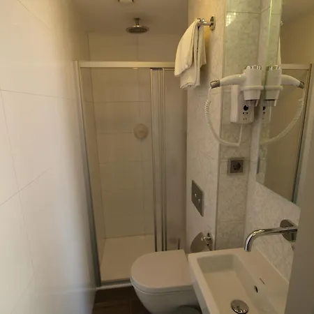 Ξενοδοχείο Clemens 3*